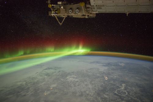 加拿大魁北克省上空，极光如同面纱笼罩。（图片来源：NASA）