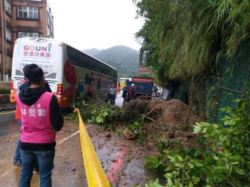 台湾基隆市一处山壁发生土石崩塌幸未砸中人车