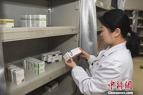 资料图：医生正在为病人取药。中新社记者 杨华峰 摄