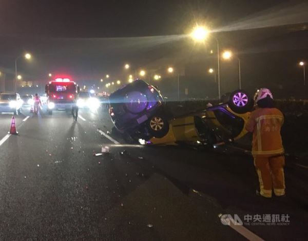 台湾一高速公路发生两车擦撞翻覆意外致1死4伤